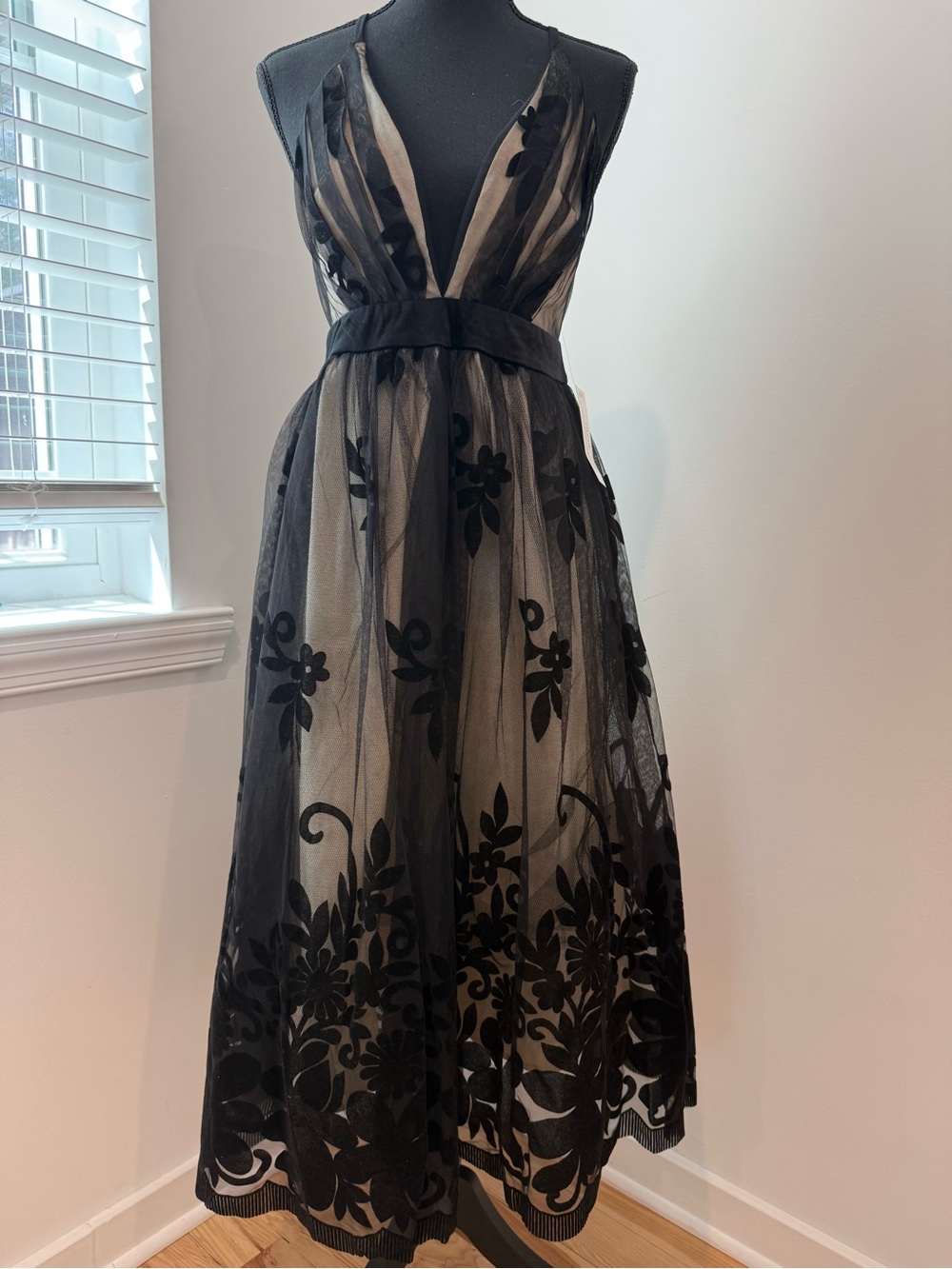 NWT Venus Black Flocked Tulle Midi Dress | Size 6